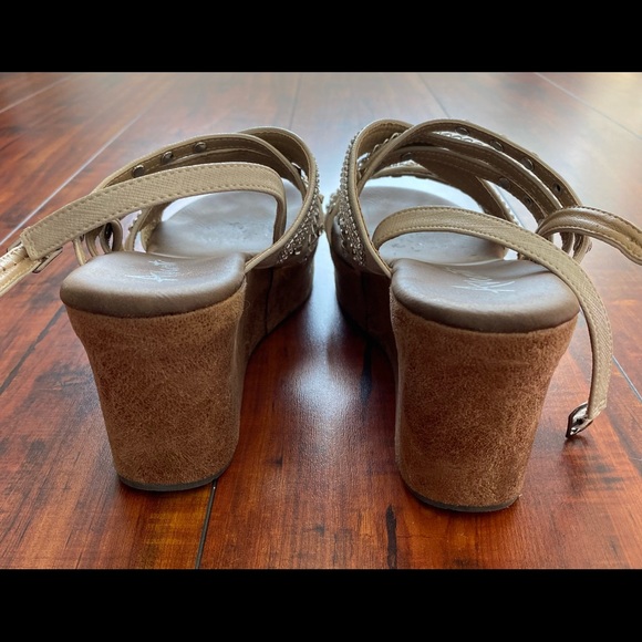 Gold studded wedge. - Picture 3 of 4